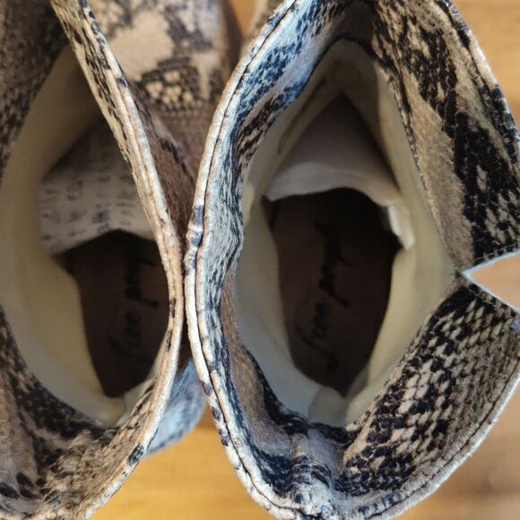Free People Faux Snakeskin booties size 37eu/7us - Picture 5 of 11